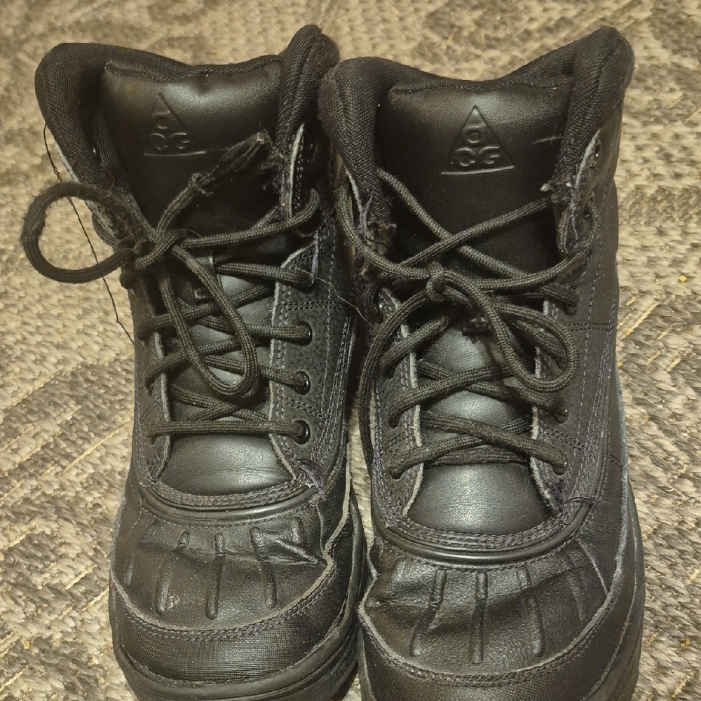 Nike Black High-Top Sneakers with Durable Design - Picture 2 of 3